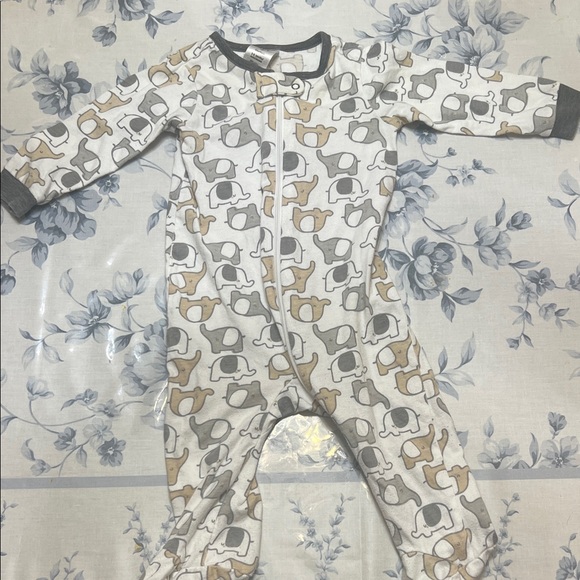 Gerber Gray and Tan Elephant Print Kids Footie - Picture 1 of 1
